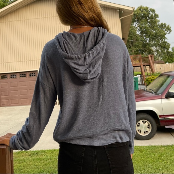 Light and fuzzy cropped hoodie size L - Picture 2 of 2